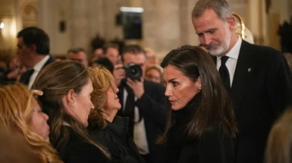 Sus majestades D. Felipe y Dña. Letizia en la misa funeral