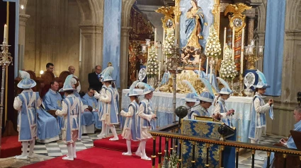 Los seises bailan ante la Inmaculada