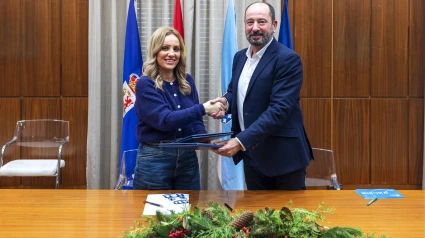 El director de Turismo de Galicia, Xosé Merelles, y la vicepresidenta primera de la Diputación de Ourense, Marta Nóvoa, en la firma del convenio en el Pazo Provincial