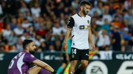 Portero y capitán, en un partido con el Valencia CF