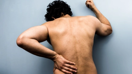 Un joven sufre un dolor insoportable debido a un fuerte dolor de espalda