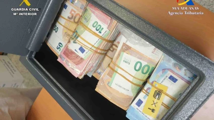 Caja fuerte llena de dinero