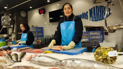 Lorena en su pescadería