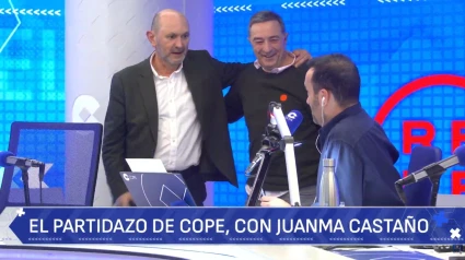 Salvador Gomar y Rafael Louzán, candidatos a la presidencia de la RFEF, se saludan en El Partidazo de COPE.