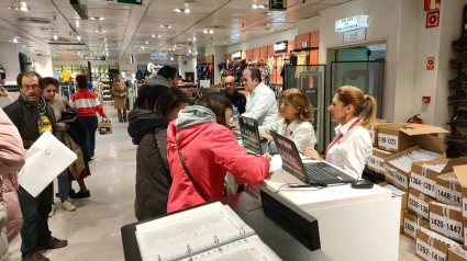 Recogida de dorsales para la Carrera Nocturna de Disfraces de Granada