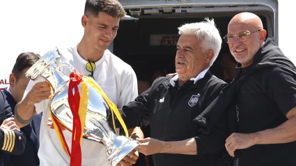 Pedro Rocha, Álvaro Morata y Luis de la Fuente posan con la Eurocopa 2024