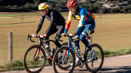 Aleix Espargaró, durante un entrenamiento en bicicleta.