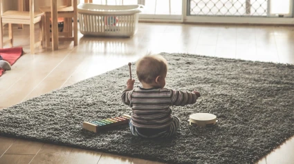 Niño jugando con un xilófono y una pandereta