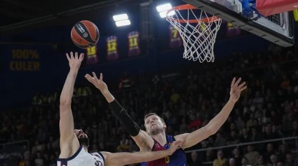 Nikola Mirotic intenta lanzar a canasta ante la defensa de Jan Vesely.