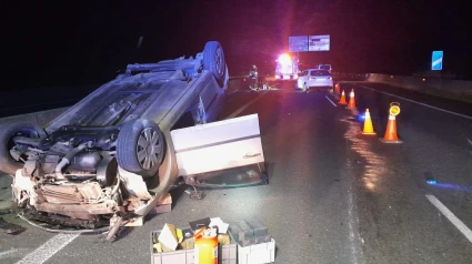 El primer término el vehículo volcado y el otro implicado al fondo