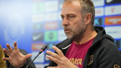 El entrenador del FC Barcelona, Hansi Flick, durante la rueda de prensa tras el entrenamiento en la Ciudad Deportiva Joan Gamper