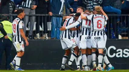 Los jugadores del Castellón celebran uno de sus goles