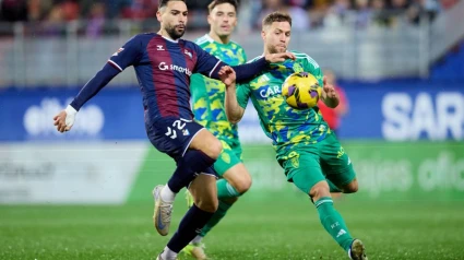 Iván Calero intenta frenar a Antonio Puertas, autor del primer gol del Éibar