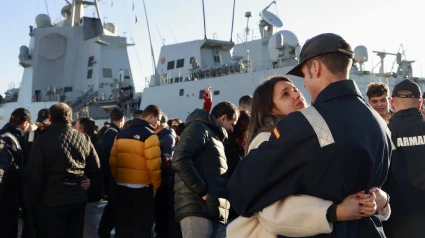 Familiares y amigos reciben a los tripulantes de la fragata en el Arsenal Militar de Ferrol