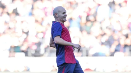 Andrés Iniesta volvió a vestir la camiseta del Barcelona en un partido de leyendas.