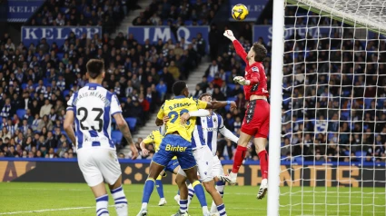 Alex Remiro despeja de puños un balón en una llegada de Las Palmas.