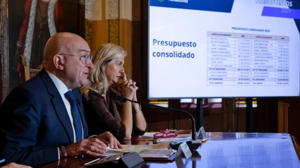 Jesús Julio Carnero, alcalde de Valladolid, e Irene Carvajal, teniente de alcalde, presentan las cuentas de Valladolid para 2025