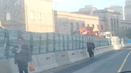 Personas invaden la calzada hacia la estación provisional de tren de A Coruña