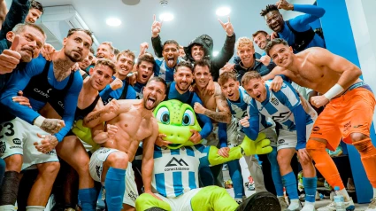 Los jugadores del Atlético Baleares, celebrando junto a la mascota del club la victoria del sábado