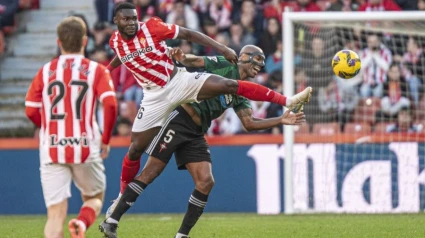 Caicedo en una acción con Naldo durante el partido ante el Racing de Ferrol