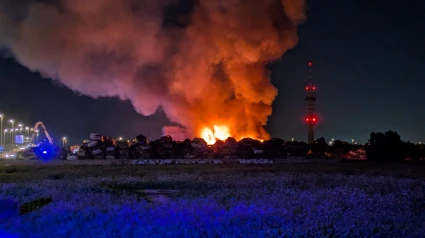 Incendio en un cementerio de coches en Catarroja