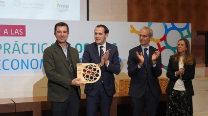 El edil de Medio Ambiente recogiendo el premio