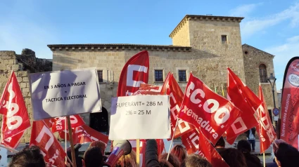 Concentración de CCOO Extremadura frente a Presidencia de la Junta para reclamar el 2% salarial.