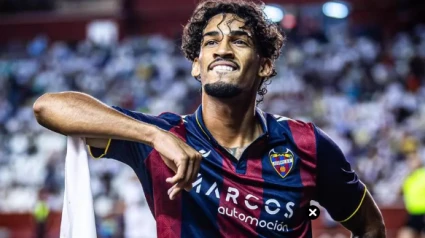 Fabrício celebra un gol con el Levante UD