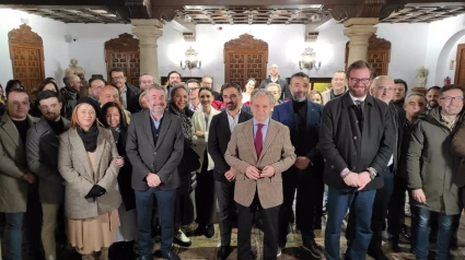 El presidente de la Diputación de Córdoba, Salvador Fuentes (centro), junto a diputados y profesionales de los medios de comunicación cordobeses, en el desayuno de Navidad.