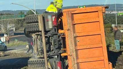 El camión de obra volcado en Fene