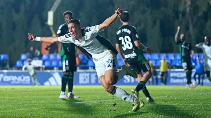 Jorge Álvarez celebra el gol que dio eliminó al Burgos CF