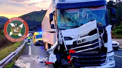 Accidente de dos camiones en la A-8.