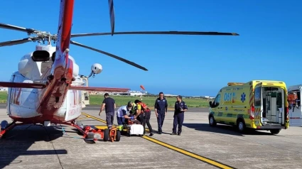 El helicóptero y la ambulancia del 061 en el aeropuerto tras el rescate a una mujer