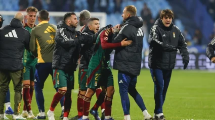 El Real Oviedo celebra la victoria en La Romareda