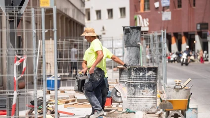 Obreros en una construcción durante la cuarta ola de calor del verano