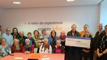 Entrega del cheque solidario al presiente de la Cocina Económica de Ferrol