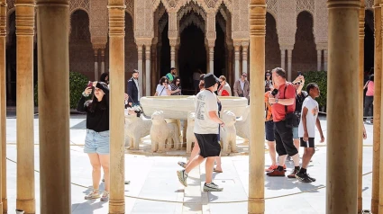 Turistas en la Alhambra de Granada