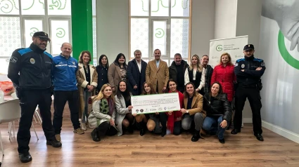 El presidente de la AECC, Germán Rodríguez-Saá, recibe el cheque de este partido benéfico acompañado de representantes institucionales, deportivos y sociales