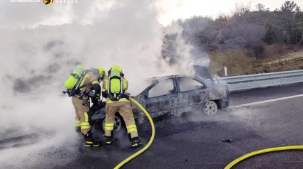 Bomberos de la DPH sofocan el incendio de un vehículo en la A23