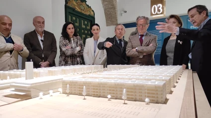 El presidente de la Diputación, Salvador Fuentes, frente a una maqueta de De La-Hoz.