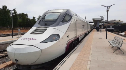 Alvia estacionado en una estación de tren