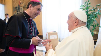 Momento en el que el obispo entrega la libreta al Santo Padre