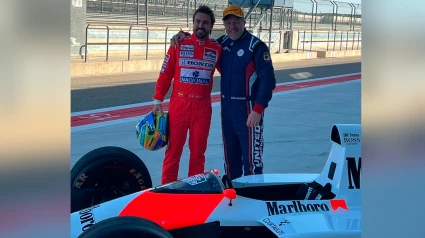 Fernando Alonso, vestido con un mono de Senna, y Zak Brown en el circuito de Motorland