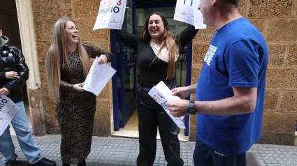 Agraciados del primer premio del Sorteo de El Niño en Cádiz, celebran su suerte en la Administración de la calle José del Toro