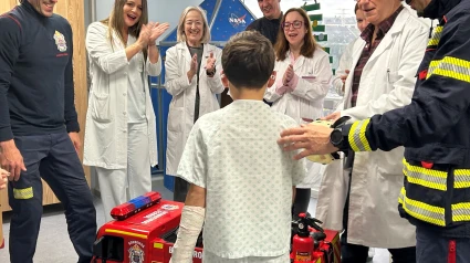 Bomberos y personal sanitario en la planta de pediatría del CHUF