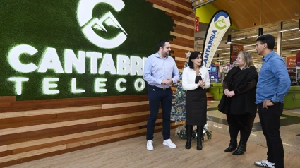 Gema Igual visita la nueva tienda de Cantabria Telecom en el Centro Comercial El Alisal.