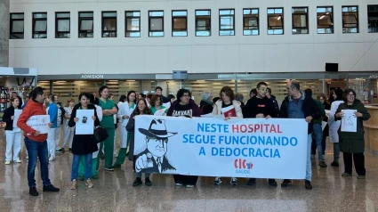 Los trabajadores en la protesta en el hall del Arquitecto Marcide