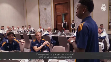 Vinicius celebra con sus compañeros el premio The Best