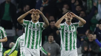 Cardoso celebra con Natan el 1-0 del Betis contra el HJK Helsinki.