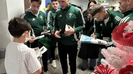 Los jugadores del Rácing en la planta de pediatría del CHUF